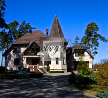 A villa by the lake for sale!